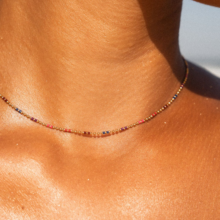 Detailansicht der bunten Perlenkette bei Sonnenschein
