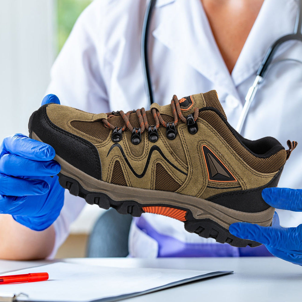 Komfortable Herren Wanderschuhe, Detail des Logos, hochwertige All-Terrain Schuhe, atmungsaktiv.