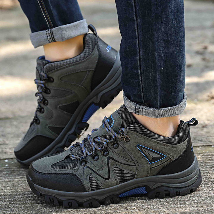 Sportliche Herren Outdoor-Schuhe aus Froschperspektive, robust, atmungsaktiv & komfortabel für Trails.
