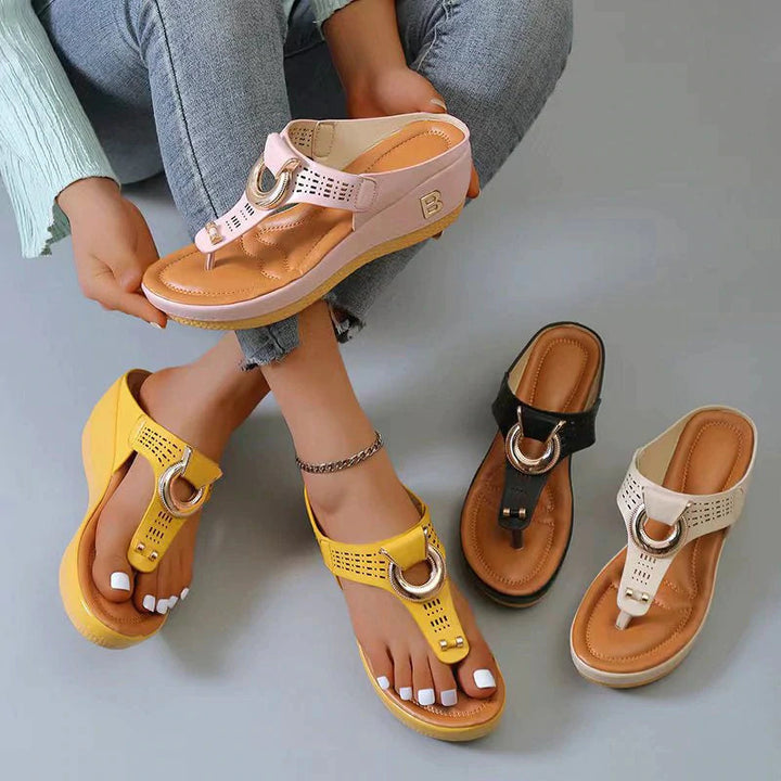 Verschiedene farbige Damensandalen in Gelb, Rosa, Schwarz und Weiß präsentiert