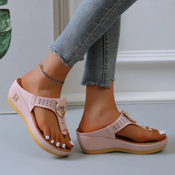 Orthopädische Damensandalen in Sommerfarbe mit bequemem Keilabsatz