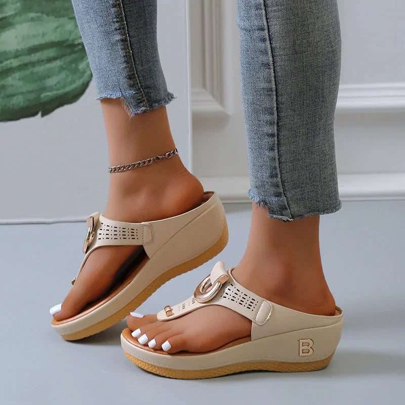 Bequeme Sommerschuhe für Damen mit ergonomischem Fußbett im Detail