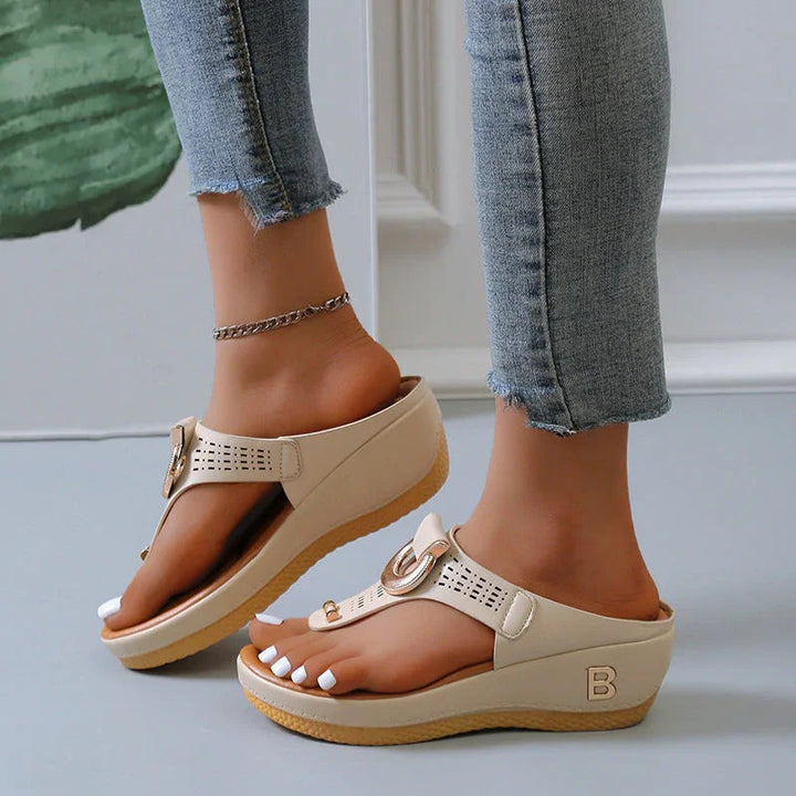 Bequeme Sommerschuhe für Damen mit ergonomischem Fußbett im Detail