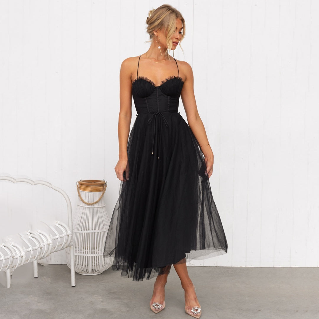 Braunes A-Linien Midikleid für Frauen mit Spaghettiträgern. Bequemes und stilvolles Sommerkleid.