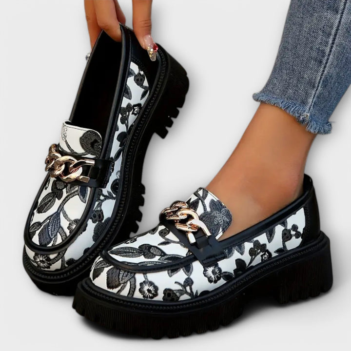 Handgehaltener Damen Slipper mit auffälliger Kettenschnalle