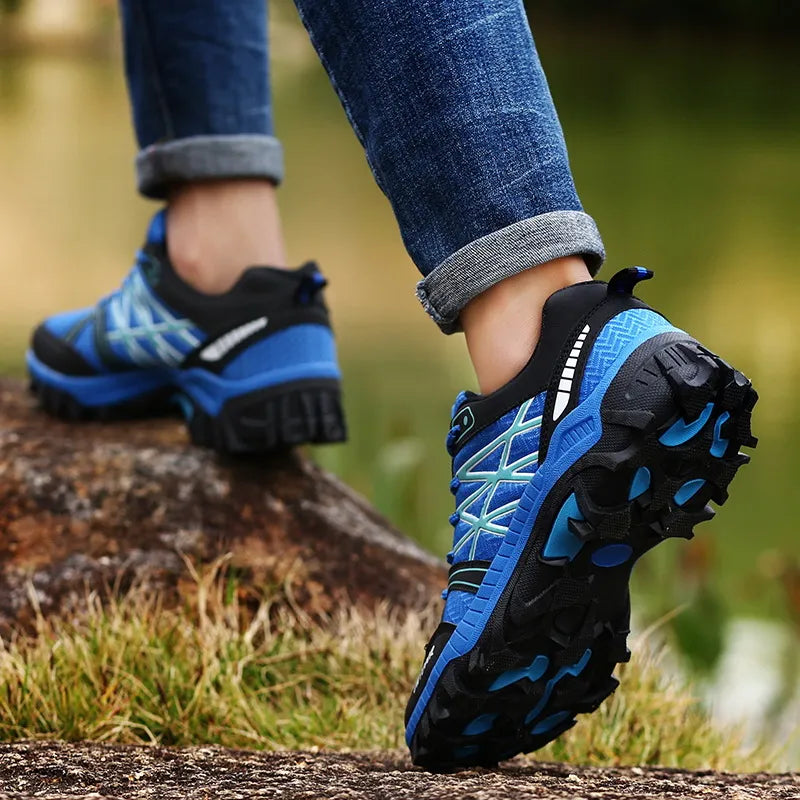 Graue Outdoor Halbschuhe für Damen mit blauen Akzenten, 3/4 Ansicht