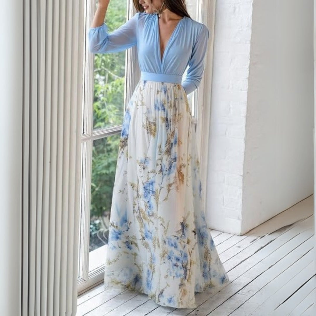 Maxikleid Dolores mit Blumenmuster am Fenster stehend