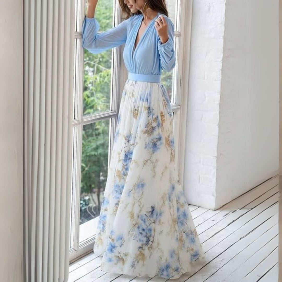 Seitenansicht des eleganten blauen Maxikleids mit Blumenprint