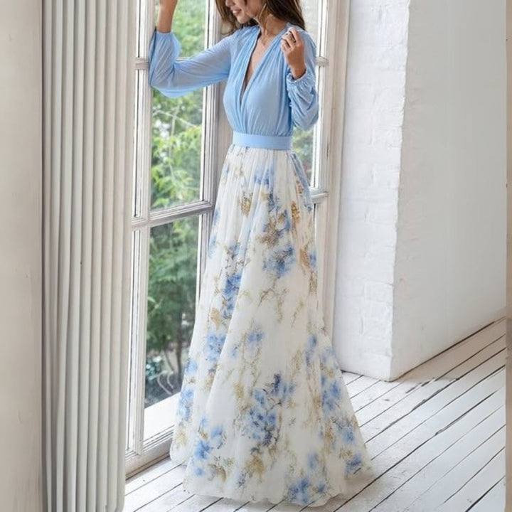 Seitenansicht des eleganten blauen Maxikleids mit Blumenprint