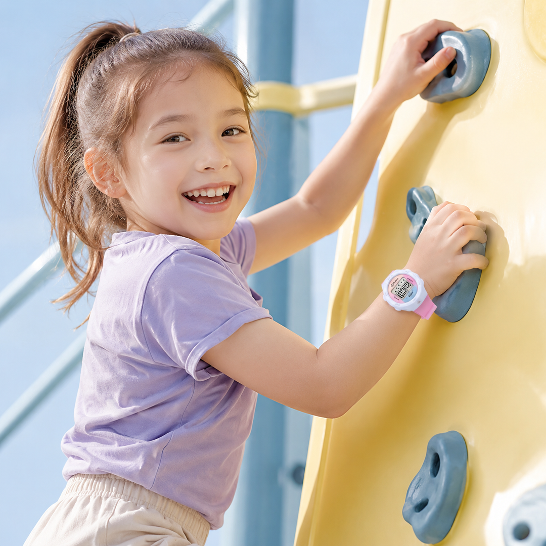 Gesamtansicht der digitalen Kinder-Sportuhr in Geschenkverpackung
