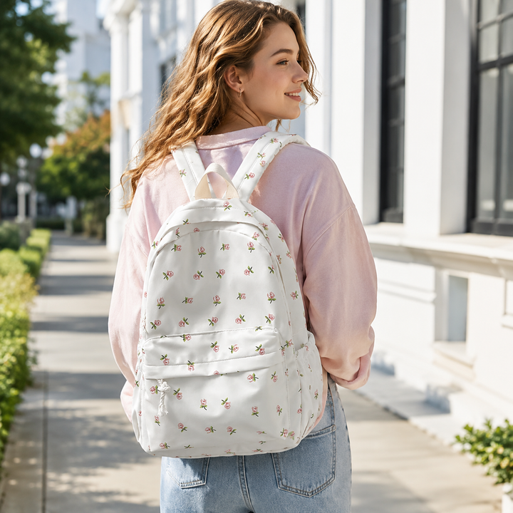 Frau trägt den floralen Damen Schulrucksack in Weiss im Freien