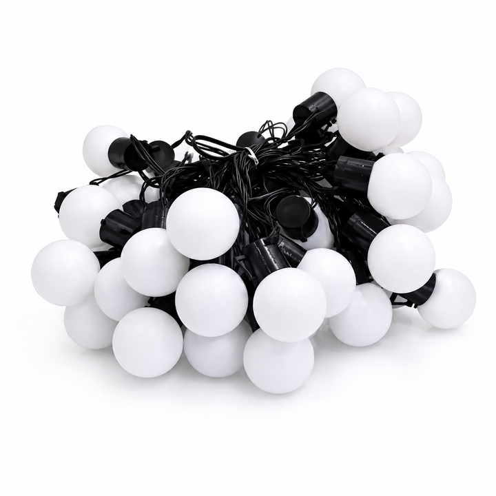 Kompakt zusammengerollte LED-Lichterkette mit weißen Kugeln und schwarzem Kabel