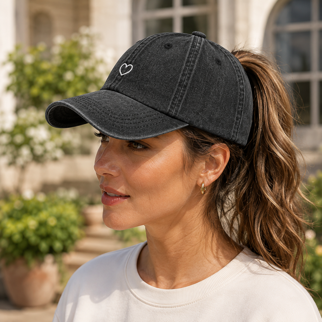 Sportliche Damen Kappe, Washed-Effekt, Zopföffnung. Retro-Stil, verstellbar, für aktive Frauen.