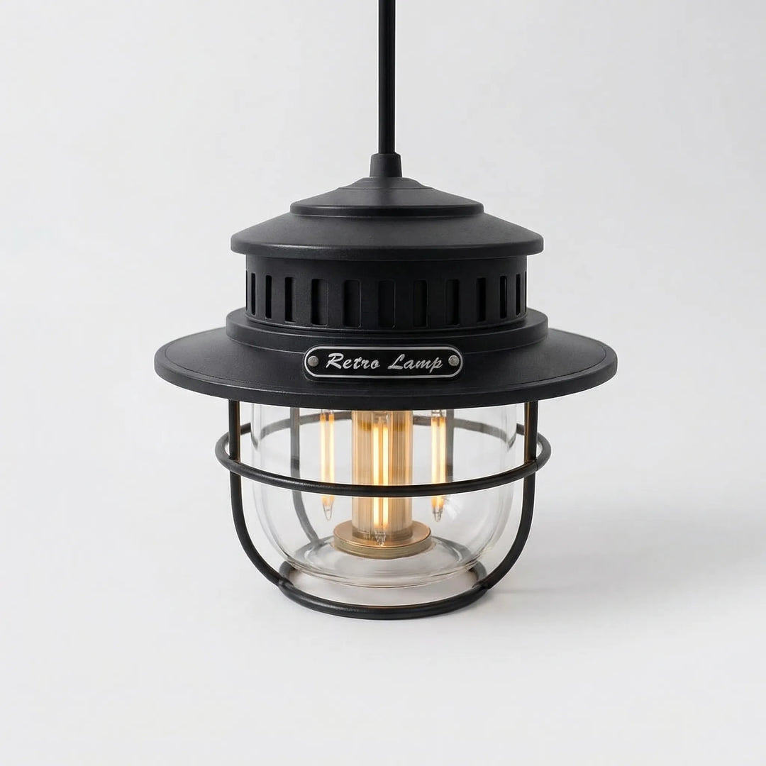 Dimmbare Retro LED Campinglaterne vor neutralem weißem Hintergrund