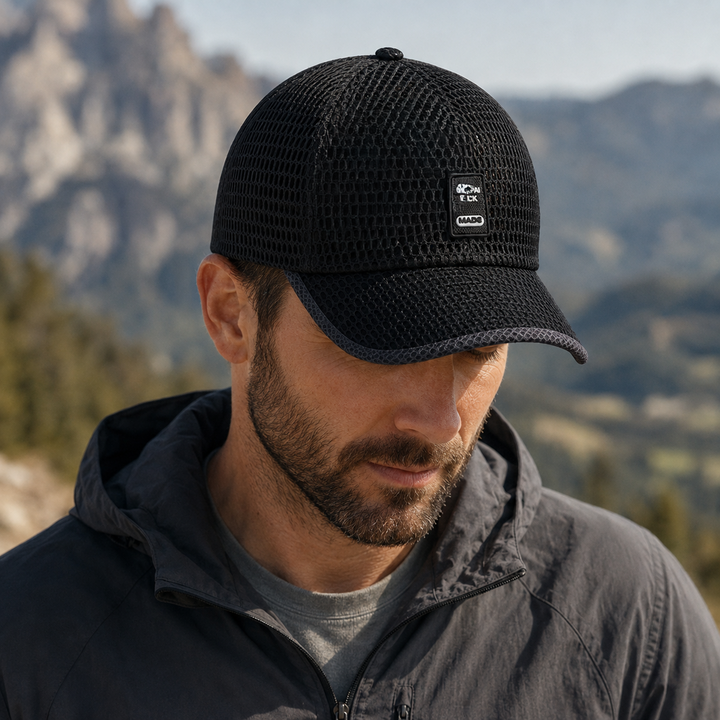 Herren Mesh Baseballkappe in Schwarz getragen in der Natur