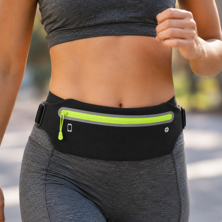 Frau beim Joggen mit schwarzem, wasserfestem Laufgürtel, der eng an der Taille sitzt
