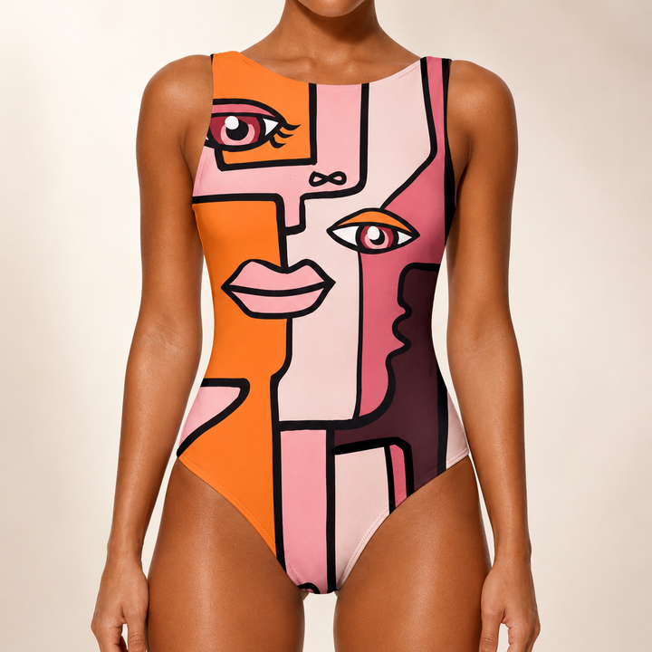 Model posiert selbstbewusst in einem "Abstract Faces"-bedruckten Einteiler.