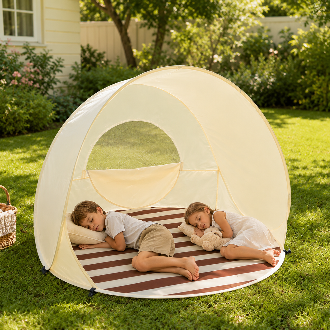Effiziente Pop-Up Strandmuschel, schneller Aufbau, Sonnenschutz für 3-4 Personen am Strand.