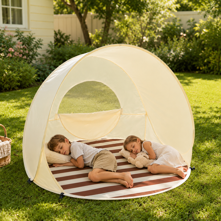 Effiziente Pop-Up Strandmuschel, schneller Aufbau, Sonnenschutz für 3-4 Personen am Strand.