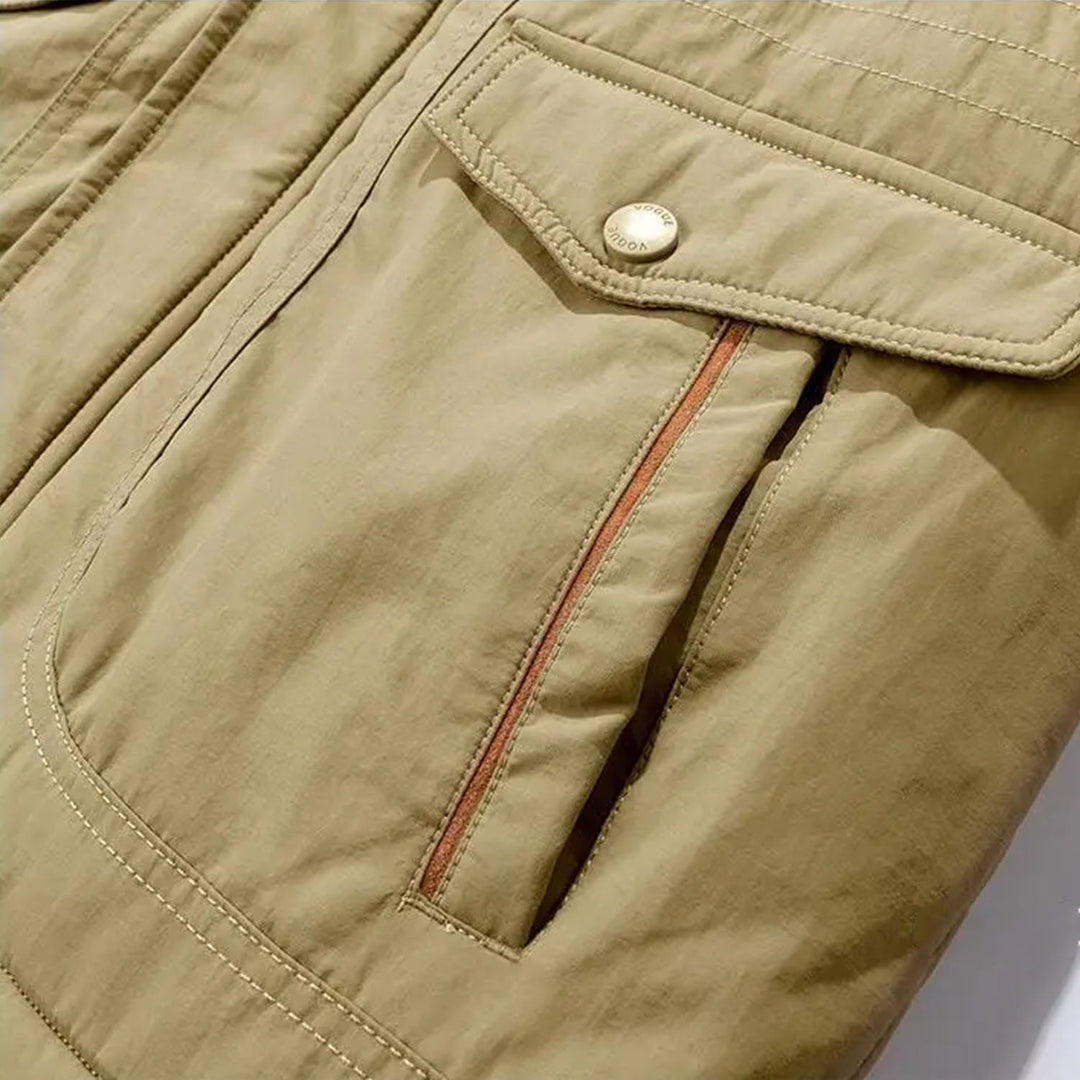 Robuste Herren Winterjacke mit Kapuze und Reißverschluss im Detail