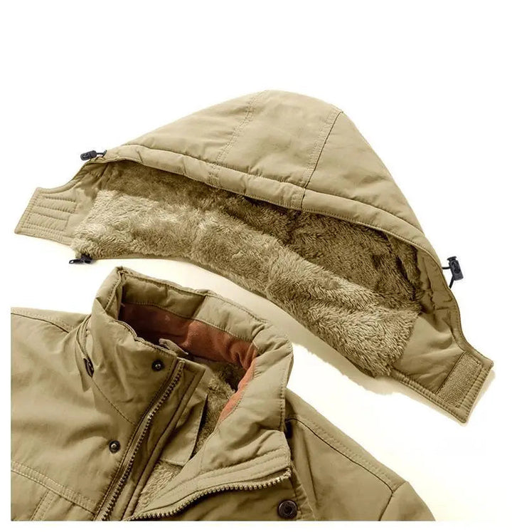 Detailaufnahme der Cargotaschen an der warmen Herren Winterjacke