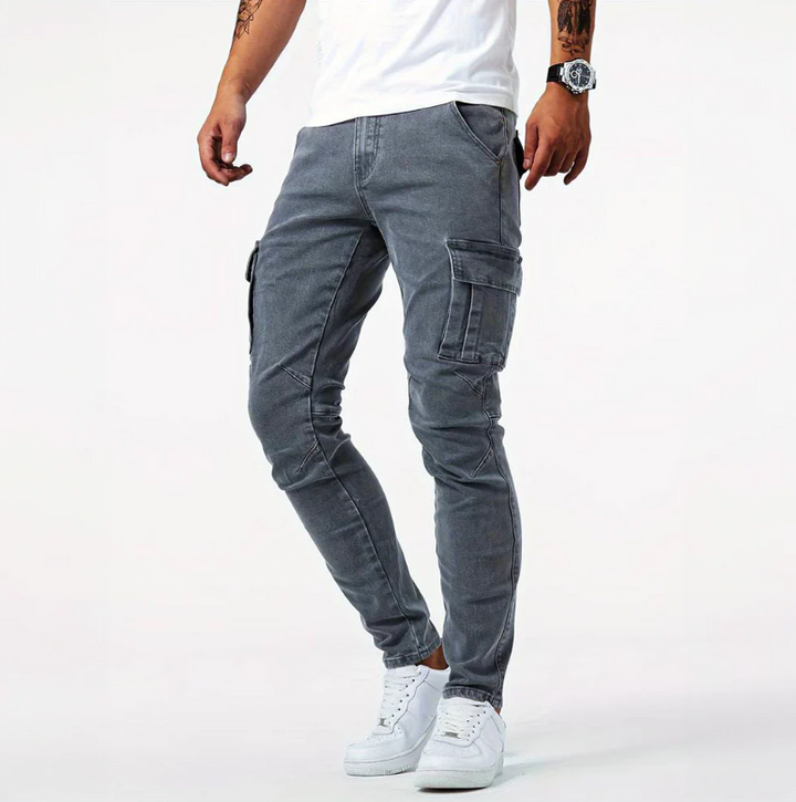 Moderne Herren Cargo-Skinny Hose im Slim-Fit Schnitt für urbanen Style.