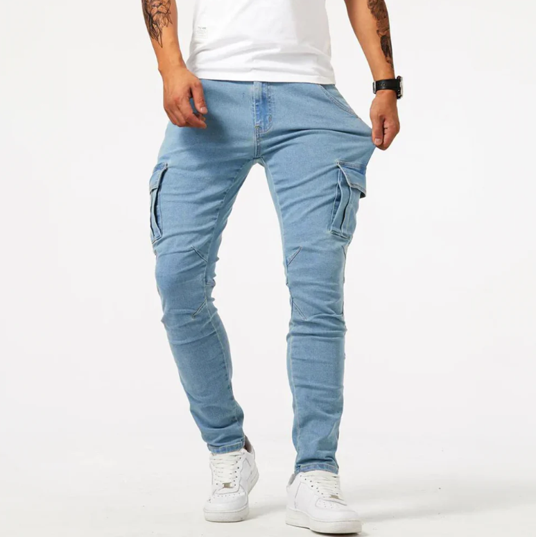 Mann trägt bequeme Herren Cargohose im Skinny-Fit, perfekt für Streetstyle Looks.
