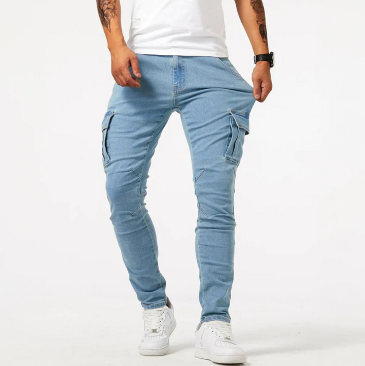 Mann trägt bequeme Herren Cargohose im Skinny-Fit, perfekt für Streetstyle Looks.