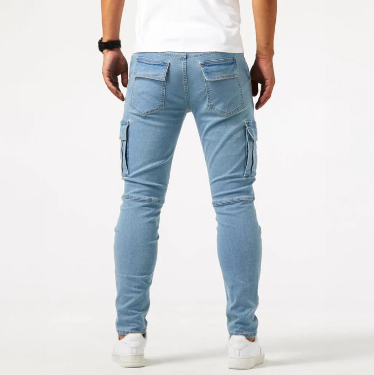 Eng anliegende Herren Slim-Fit Cargohose mit funktionalen Seitentaschen.