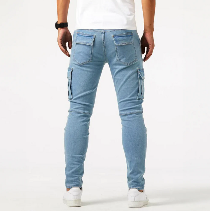 Eng anliegende Herren Slim-Fit Cargohose mit funktionalen Seitentaschen.