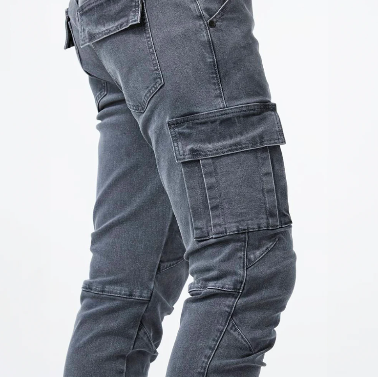 Detailansicht der modernen Herren Skinny-Cargohose mit Reißverschluss und Gürtelschlaufen.
