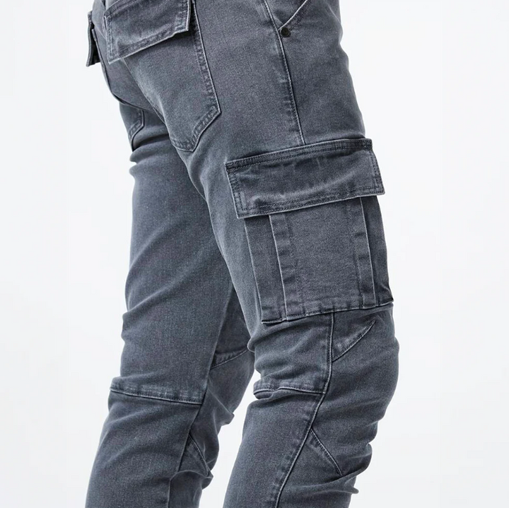 Detailansicht der modernen Herren Skinny-Cargohose mit Reißverschluss und Gürtelschlaufen.