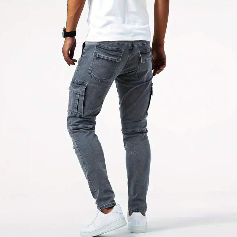 Seitenansicht der Herren Cargo-Skinny Hose mit aufgesetzten Taschen und schmalem Bein.