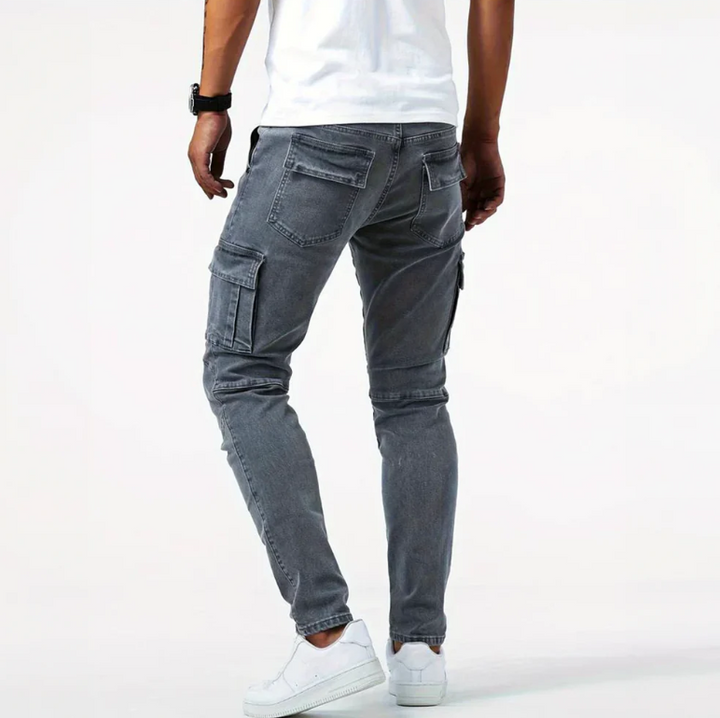 Seitenansicht der Herren Cargo-Skinny Hose mit aufgesetzten Taschen und schmalem Bein.
