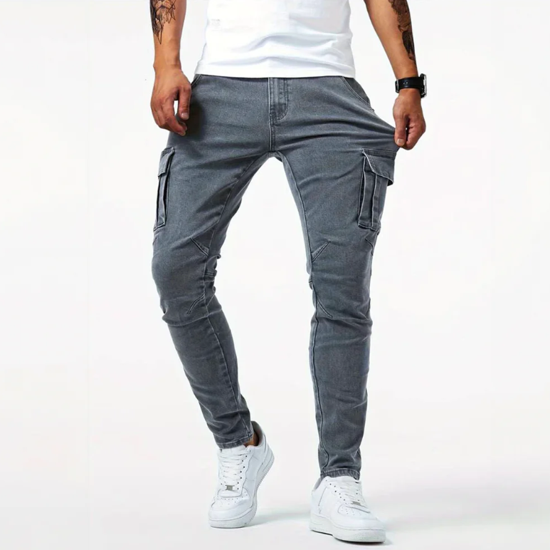 Trendige Herren Skinny-Cargohose, vielseitig kombinierbar für einen modernen Freizeitlook.