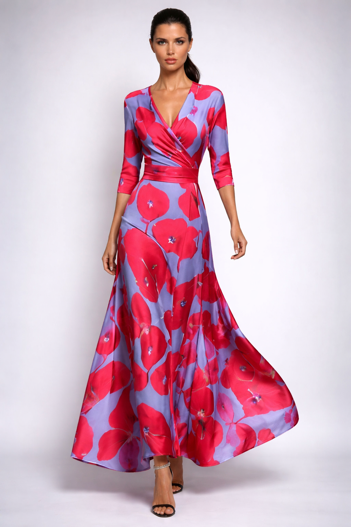 Langes Damenkleid in Rot und Violett mit auffälligen Blumenmotiven