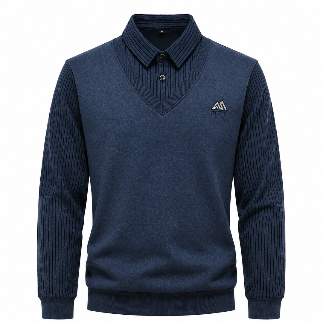 Detaillierte Ansicht des Kragens und der Knöpfe am Herren 2-in-1 Pullover mit Hemdkragen