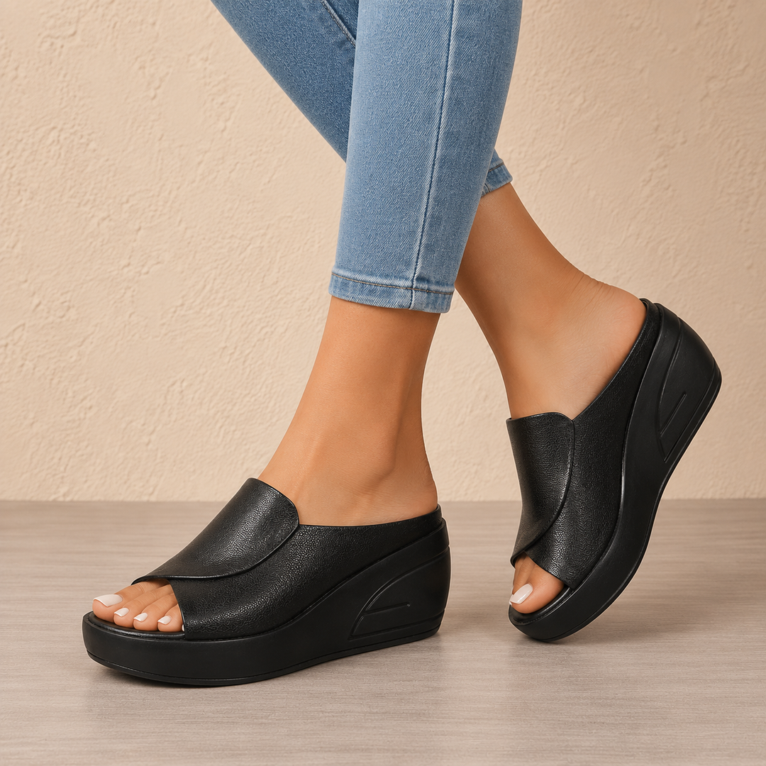 Damen Orthopädische Keilsandalen zum Hineinschlüpfen. Bieten Komfort und Halt für gesunde Füße im Sommer.