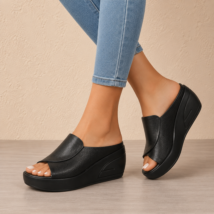 Damen Orthopädische Keilsandalen zum Hineinschlüpfen. Bieten Komfort und Halt für gesunde Füße im Sommer.