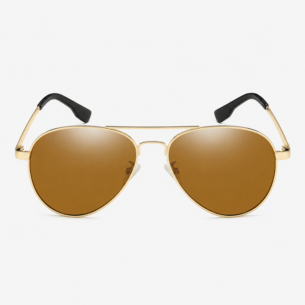 Klassische goldene Piloten-Sonnenbrille mit braunen HD-Gläsern im Studio aufgenommen