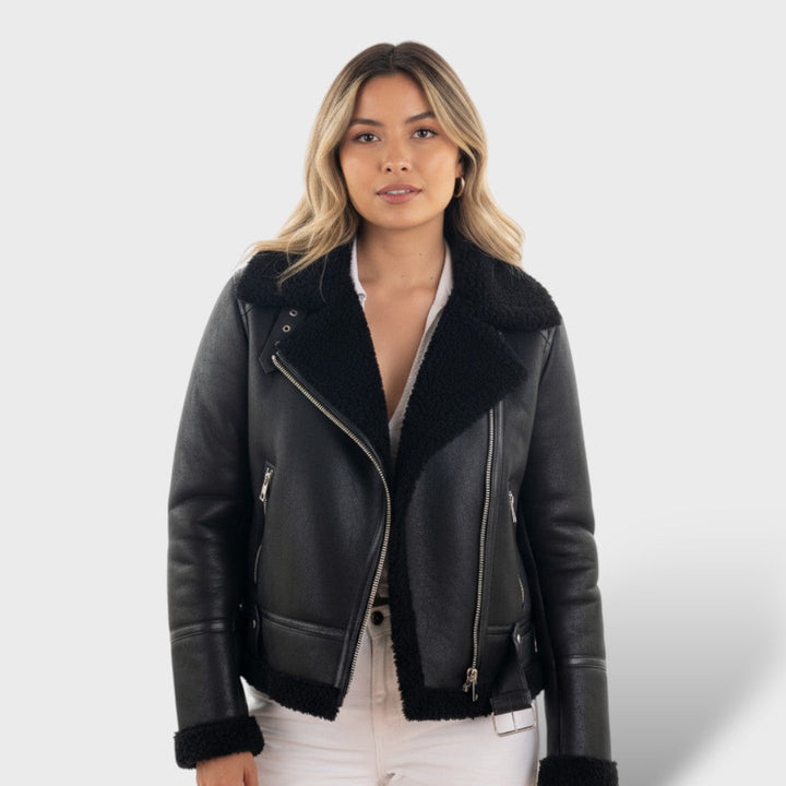Damen Jacke Clara in Schwarz mit dunklem Innenfutter vorne getragen