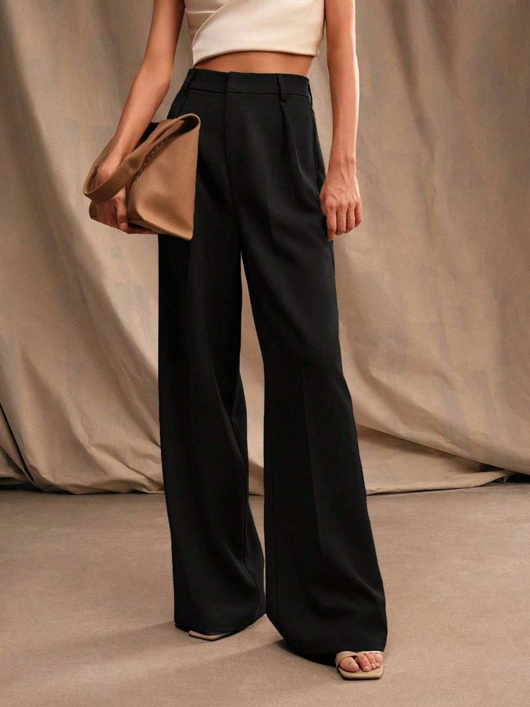 Elegante weite Damenhose mit hoher Taille, ideal für Business & Freizeit, stilvoller Look.
