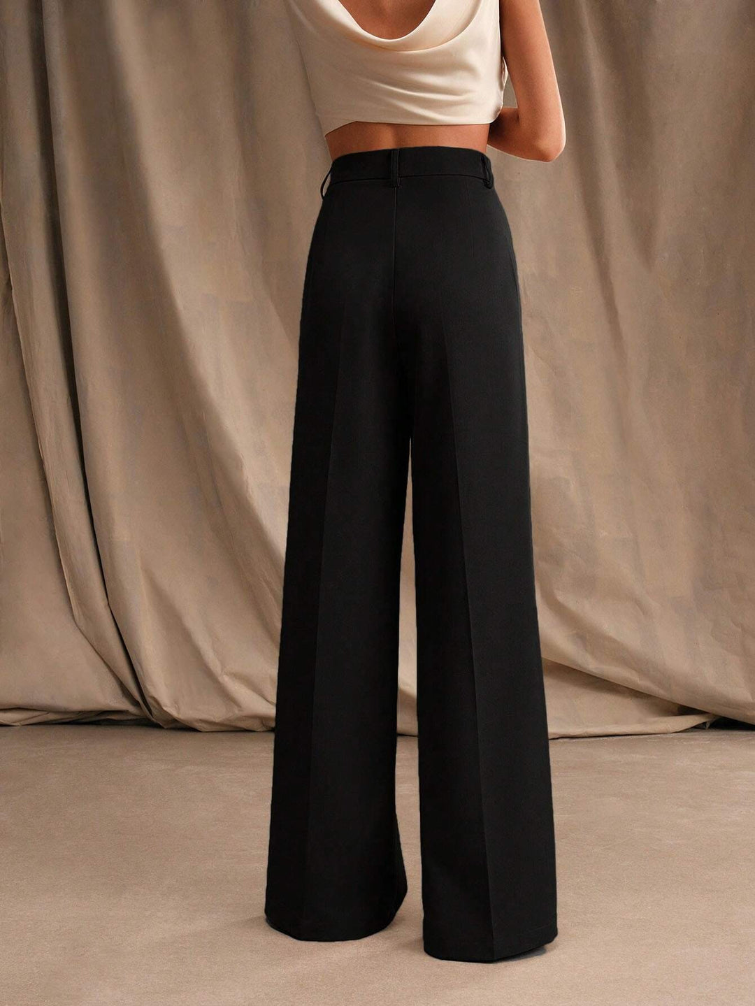 Stilvolle Damenhose mit hohem Bund und weitem Bein, perfekt als Bürohose oder Freizeithose.