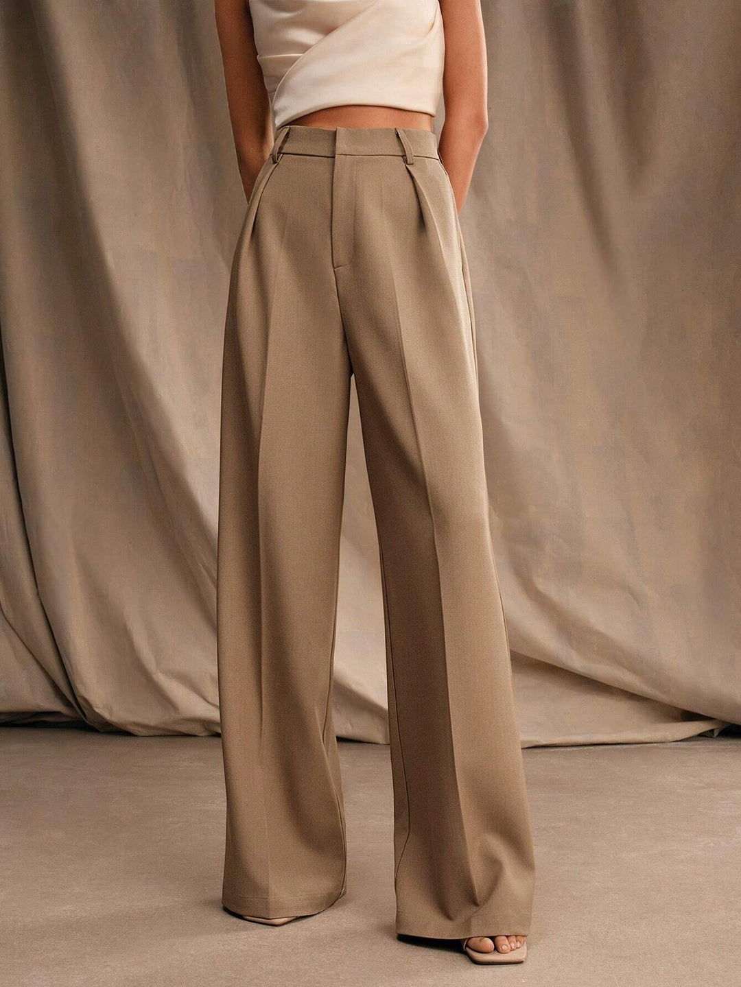 Komfortable weite Hose mit hoher Taille für Damen, schickes Design für Büro und besondere Anlässe.
