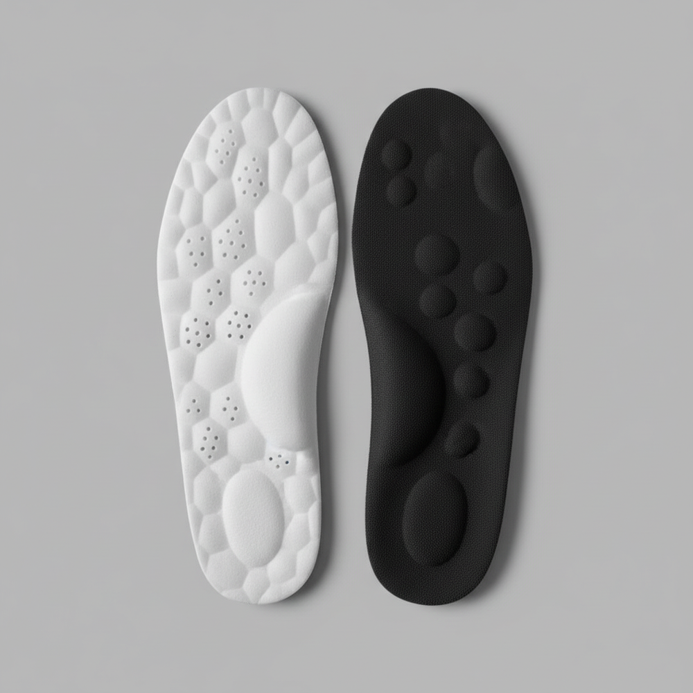 Ergonomische CloudStep Schuheinlage neben einem Fuß in einem Sneaker