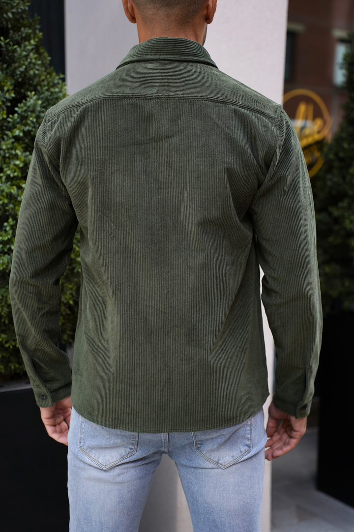 Rückansicht des eleganten Herren Cordhemds in der Farbe Grün