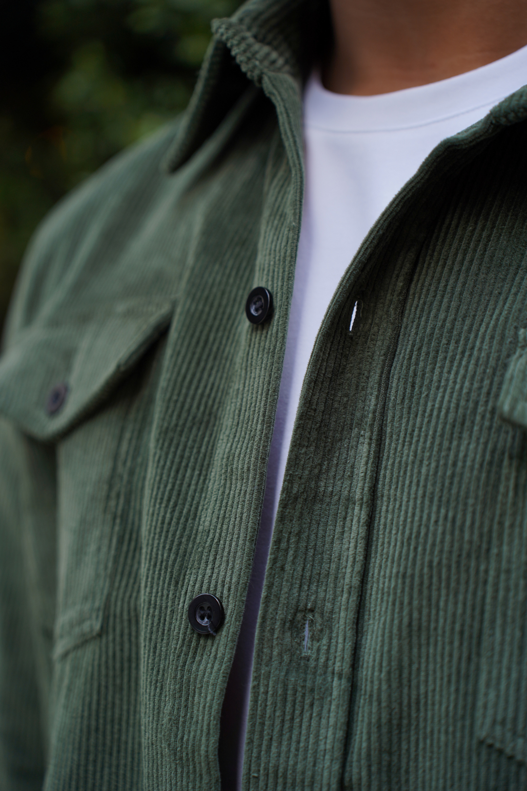 Stilvolles Herrenmode Langarmhemd aus Cord in modernem Schnitt