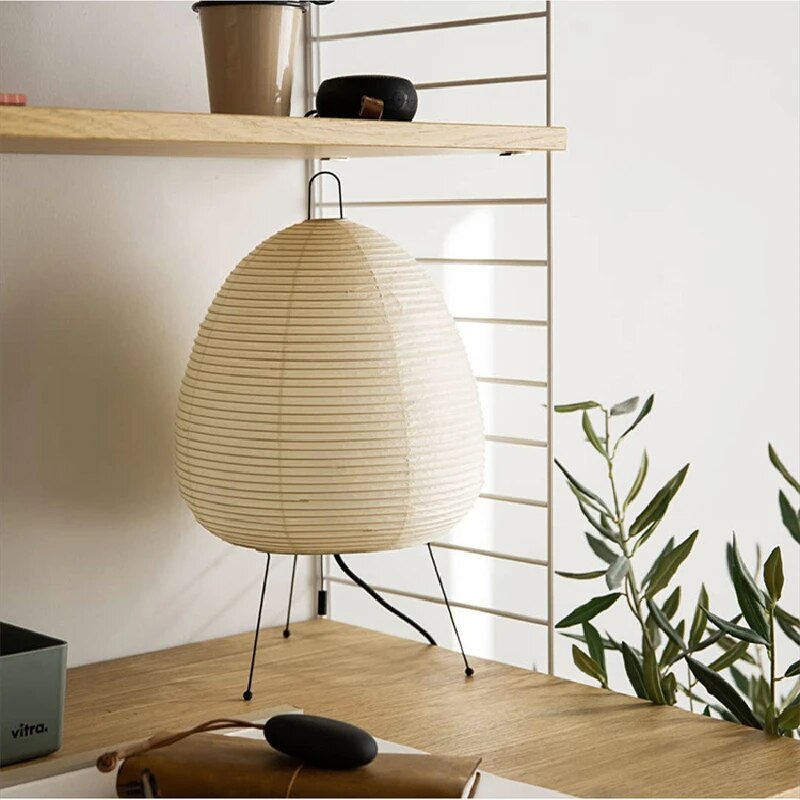 Japanische LED-Reispapierlampe mit Dreibeinstativ für ruhiges Ambiente