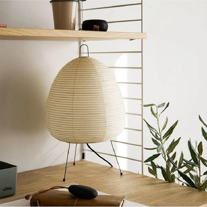 Japanische LED-Reispapierlampe mit Dreibeinstativ für ruhiges Ambiente