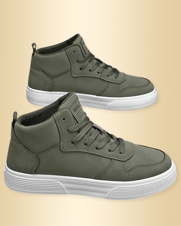 Grüne Herren Sneaker mit hoher Sohle vor hellem Hintergrund
